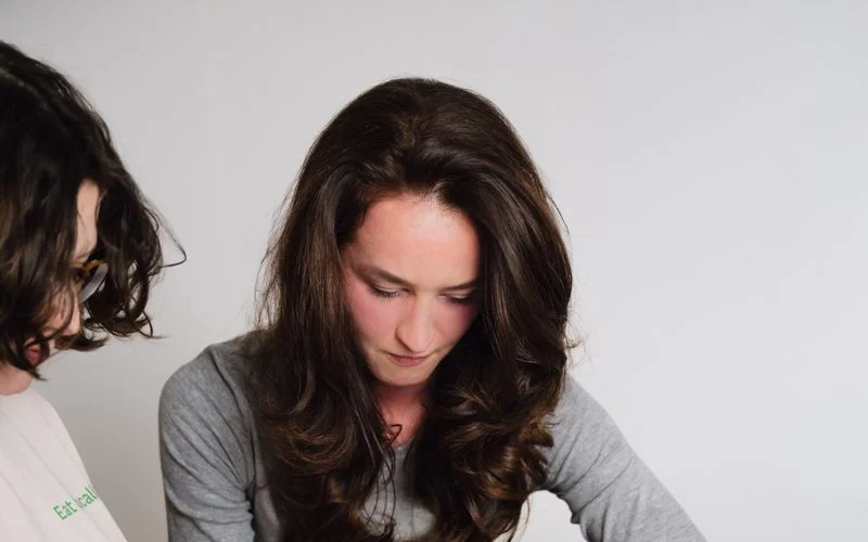 Jak prawidłowo nosić noworodka? Praktyczny przewodnik fizjoterapeuty