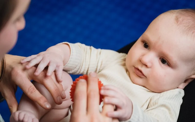 Wzmożone napięcie mięśniowe u niemowląt — jak je rozpoznać i co z nim zrobić?